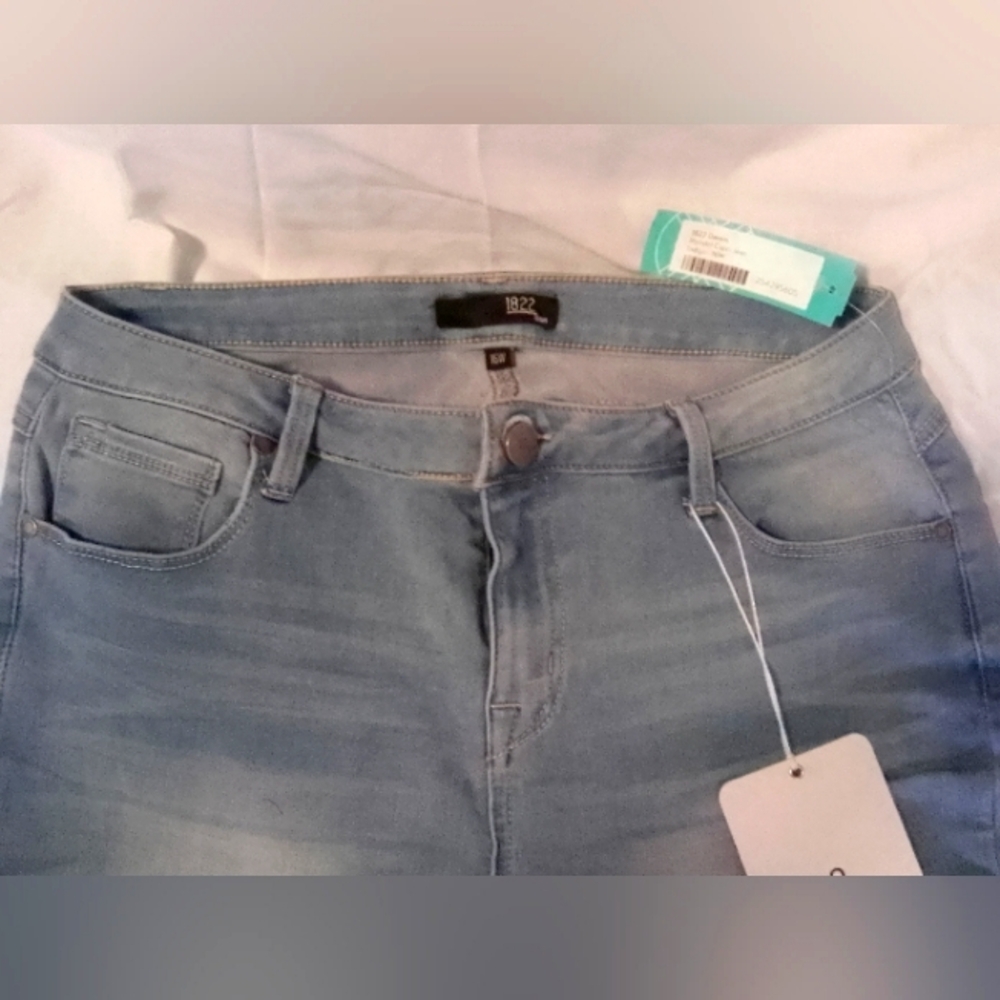 NWT 1822 Denim blue jean Capri's, size 16W, light wash - Picture 7 of 7